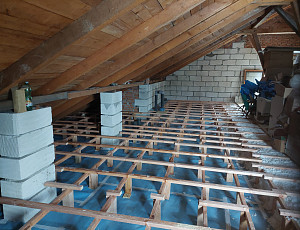 Zateplení stropu rodinného domu pomocí foukané izolace